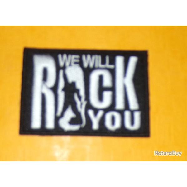 TISSU PATCH : WE WILL ROCK YOU   , DIMENSION  7 CM X 5 CM , BON ETAT VOIR PHOTOS . POUR TOUT RENSEIG
