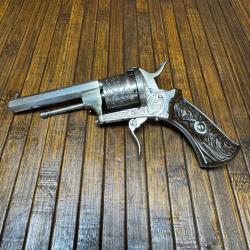 TR&Egrave;S BEAU REVOLVER GRAV&Eacute; MOD&Egrave;LE LUXE BROCHE 7 mm