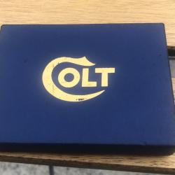 PETITE BOITE AVEC LE LOGO COLT US USA ARME