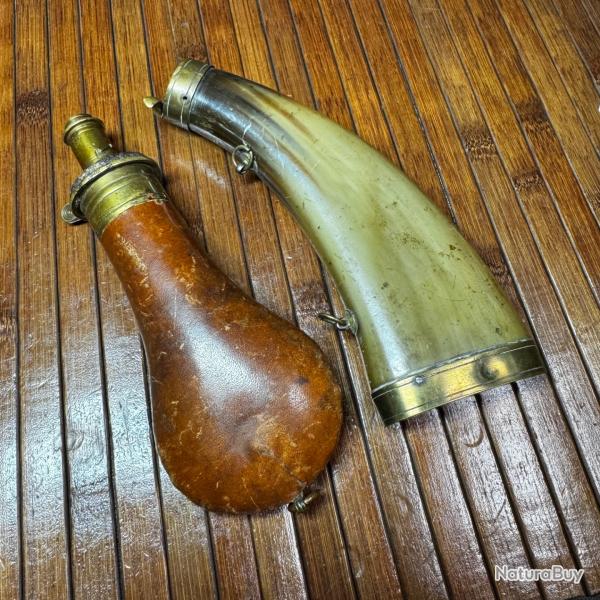 DEUX POIRES A POUDRE EN CORNE ET FER CUIR  XVlll �me - XlX �ME