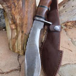 Couteau Kukkri Manche Bois Garde Damas & Lame Acier Damas 256 COuches Etui Cuir Fab Artisanale