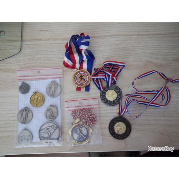 lot m�dailles sportives vintage collection insignes sport