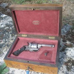 revolver miniature a broche en coffret
