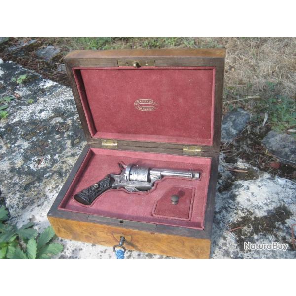 revolver miniature a broche en coffret