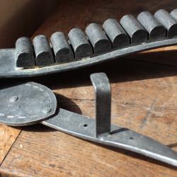 Ratelier originale en forme de cartouchi&egrave;re pour arme longue