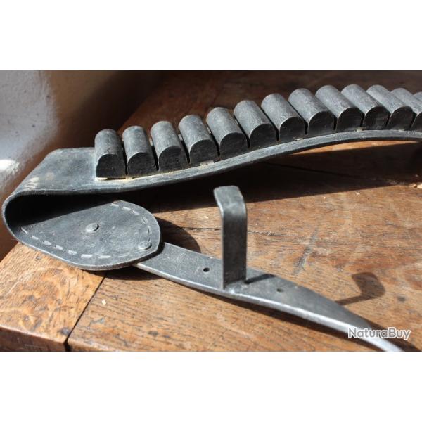 Ratelier originale en forme de cartouchi�re pour arme longue