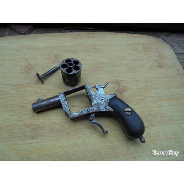 revolver ancien a barillet 6 coup  lepage /li�ge callibre 8mm pour vitrine