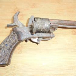 revolver ancien lefaucheux cal 7mm a broche tres belle gravure sur toute l'arme