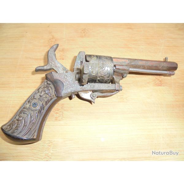 revolver ancien lefaucheux cal 7mm a broche tres belle gravure sur toute l'arme