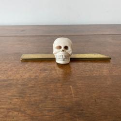 MEMENTO MORI / MISERICODE / VANITE CRANE EN OS BOVIN SCULPTE XIXEME H 4 CM