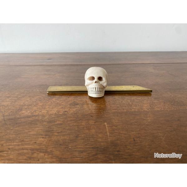 MEMENTO MORI / MISERICODE / VANITE CRANE EN OS BOVIN SCULPTE XIXEME H 4 CM