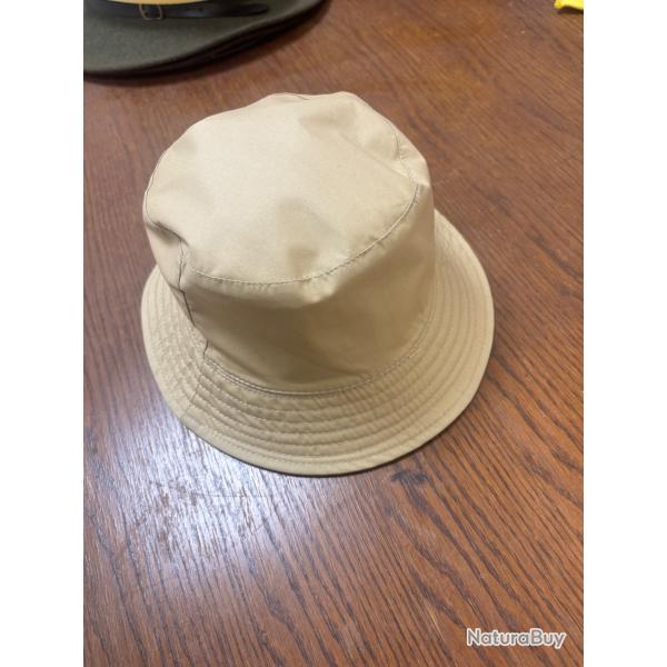Bob beige taille 57 a vendre aux ench�re destockage magasin