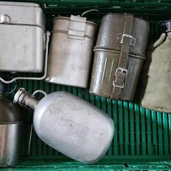 Lot de gourdes et accessoires militaires