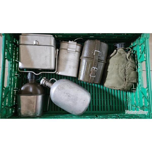 Lot de gourdes et accessoires militaires