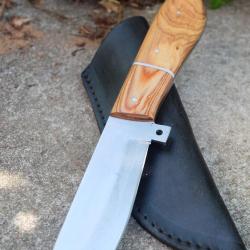 Couteau de Chasse Skinner Lame Drop Point Acier Carbone 1055 Manche Bois Olivier Etui Fabr Artisan
