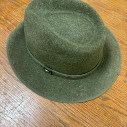 chapeau de chasse vert taille 59 a vendre aux ench&egrave;re destockage armurerie chasse
