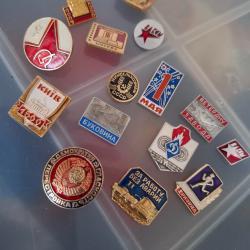 Lot de 15 insignes propagande politique et militaire russe et sovi&eacute;tique complets avec attaches