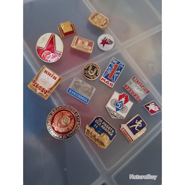 Lot de 15 insignes propagande politique et militaire russe et sovi�tique complets avec attaches