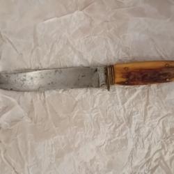 Poignard de combat US WWII mod&egrave;le dit " theater knife"Manche en cerf. Pi&egrave;ce du terrain.