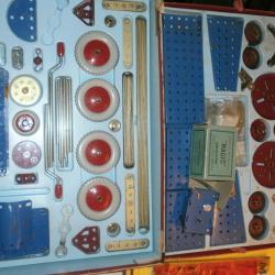 Boites Meccano anciennes, avec nombreuses notices et moteur m&eacute;canique Magic Meccano