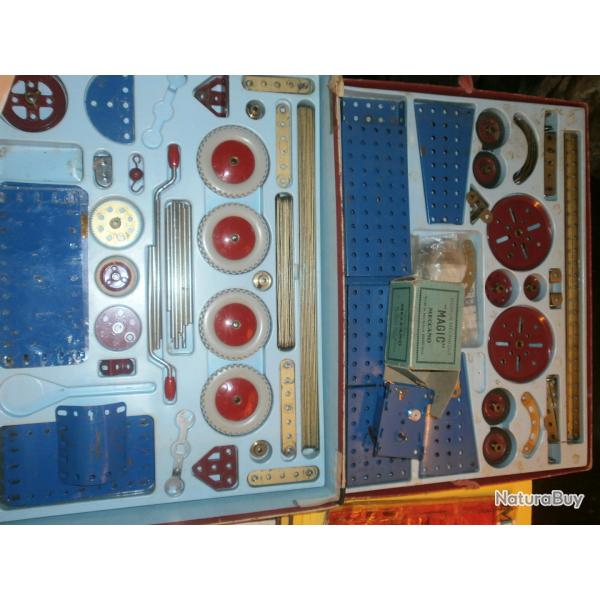 Boites Meccano anciennes, avec nombreuses notices et moteur m�canique Magic Meccano