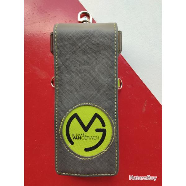 Etui professionnel Micka�l VANGERWEN pour le port et le transport de 3 fl�chettes en TBE