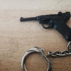 Lot de trois porte clefs pistolets.
