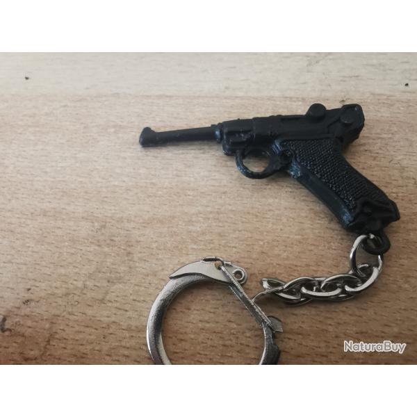 Lot de trois porte clefs pistolets.
