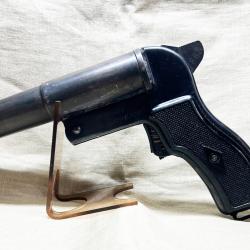 Tr&egrave;s beau pistolet r&egrave;glementaire lance fus&eacute;e russe SPSH-44