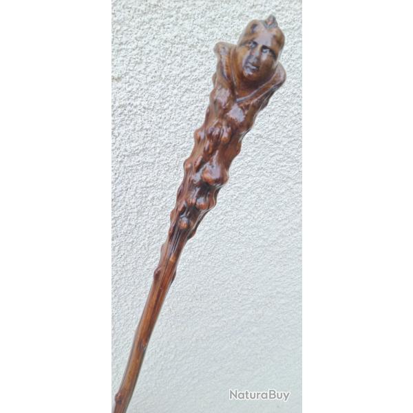 BATON DE MARCHE MONOXYLE EN NEFLIER SANGLANT DONT LE POMMEAU EST SCULPTE D UNE TETE . Ann�e 1860   .
