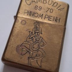 Beau Zippo authentique Cambodia dat&eacute; 69-70 &agrave; Phnom Penh. Rare relais Guerre Vietnam.