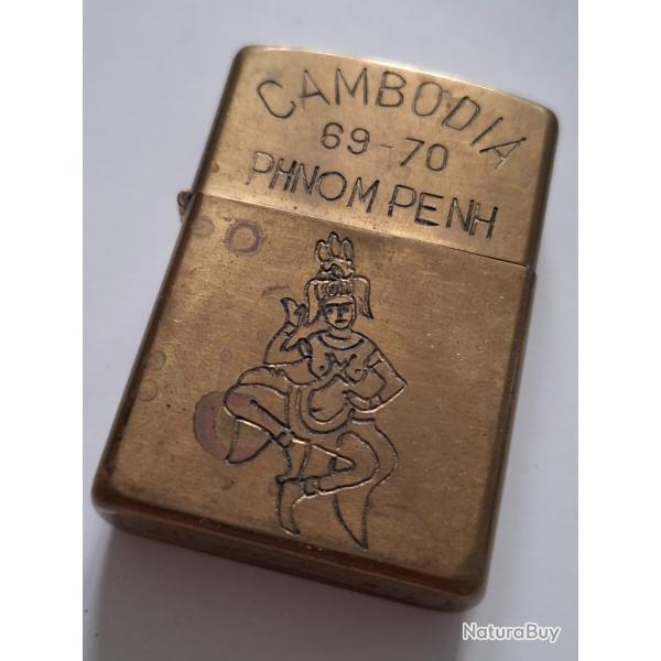 Beau Zippo authentique Cambodia dat� 69-70 � Phnom Penh. Rare relais Guerre Vietnam.