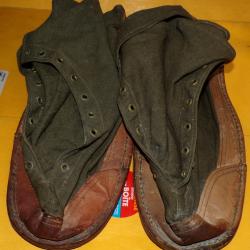 SUR CHAUSSURES A CRAMPONS DE CHASSEURS ALPINS POUR MARCHER DANS LA NEIGE , FABRICATION FRANCAISE JJ.