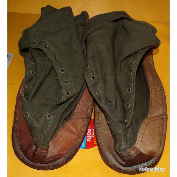 SUR CHAUSSURES A CRAMPONS DE CHASSEURS ALPINS POUR MARCHER DANS LA NEIGE , FABRICATION FRANCAISE JJ.
