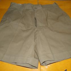 SHORT BEIGE DE L'ARMEE FRANCAISE DE 1955 TAILLLE 2 , 2 POCHES SUR LES COTES  ET 2 POCHES ARRIERES ,