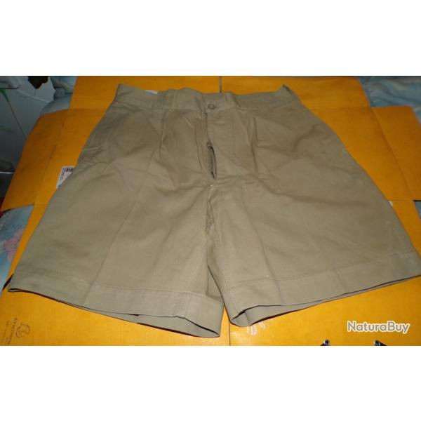SHORT BEIGE DE L'ARMEE FRANCAISE DE 1955 TAILLLE 2 , 2 POCHES SUR LES COTES  ET 2 POCHES ARRIERES ,