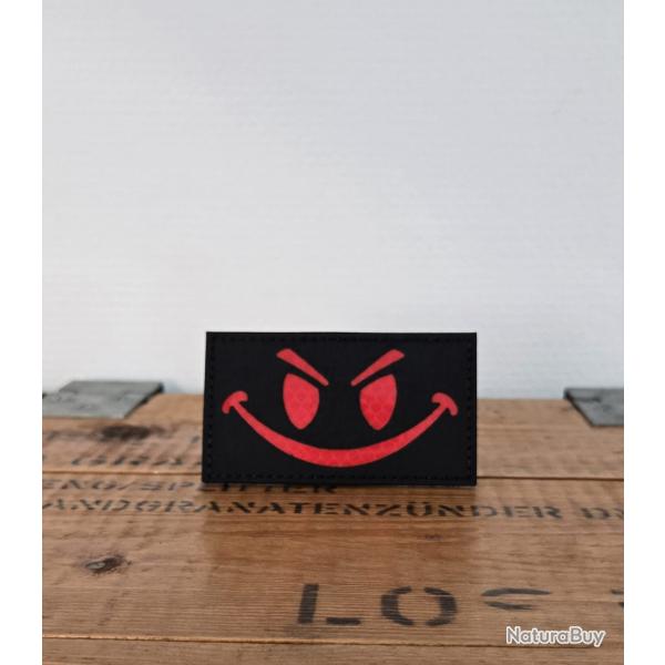 Patch �cusson tissus smiley noir et rouge moral patch