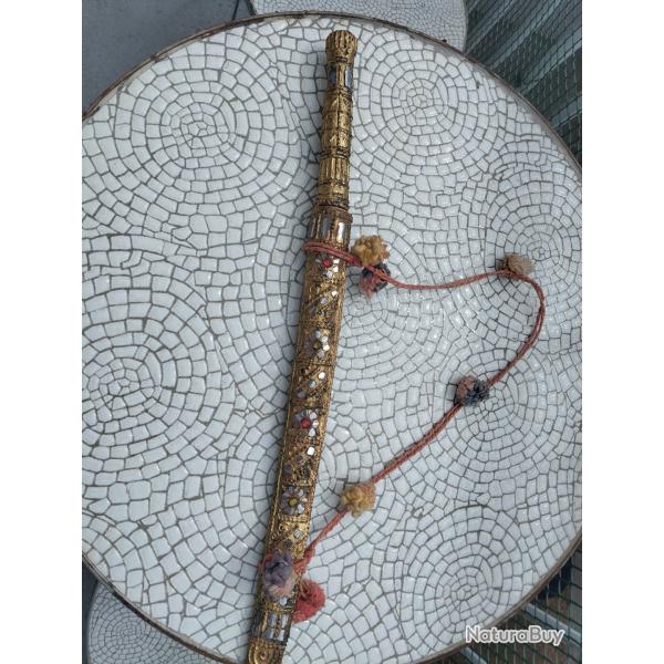EPEE COURTE BIRMANE type DHA LAME CROISSANT KOFTGARI. FOURREAU LAQUE DECOR OR VERROTERIE PERLES