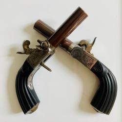 Authentique paire de pistolets &agrave; percussion, de style fran&ccedil;ais, p&eacute;riode 1840-1850