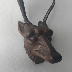 Troph&eacute;e de chevreuil en bois for&ecirc;t noire