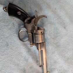 Beau revolver &agrave; broches cal 9 mm
