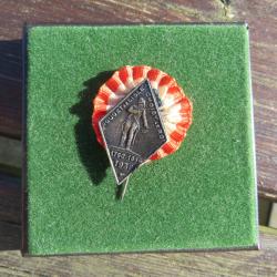 Ancienne broche/insigne patriotique comm&eacute;morative en m&eacute;tal avec cocarde d&eacute;di&eacute; &agrave; Rouget-FRANCE (1936)