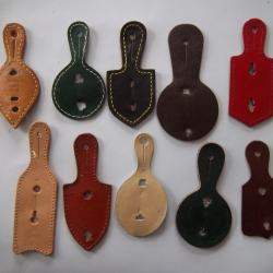 N&deg; 3 lot 10 cuirs support insignes militaire