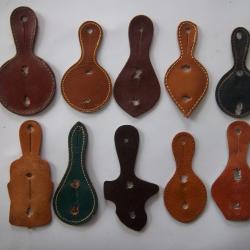 N&deg; 4 lot 10 cuirs insignes militaire collection