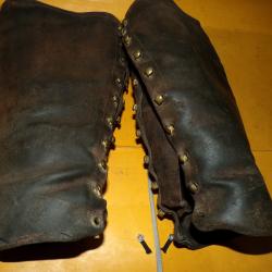PAIRE DE JAMBIERES EN CUIR POUR POILU DE LA GUERRE 1914-1918 WWI  ,   FABRICATION FRANCAISE ,  ETAT