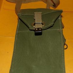 ETUI DE L'ARMEE ANGLAISE PERIODE DE 1944 ( tampon peu lisible )  WWII , UNE SANGLE , 2 POCHES SUR LE
