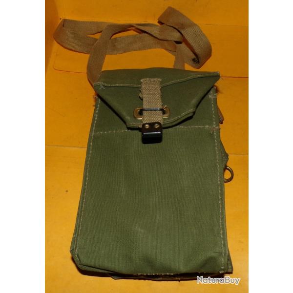 ETUI DE L'ARMEE ANGLAISE PERIODE DE 1944 ( tampon peu lisible )  WWII , UNE SANGLE , 2 POCHES SUR LE