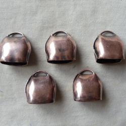 Lot de 5 petits sonnaillons anciens en t&ocirc;le cuivr&eacute;e.