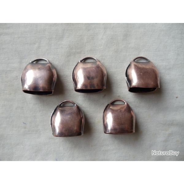 Lot de 5 petits sonnaillons anciens en t�le cuivr�e.