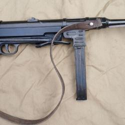 R&eacute;plique d&eacute;corative  de la mitraillette allemande MP40 R&eacute;plique d&eacute;corative pas de marquage.......